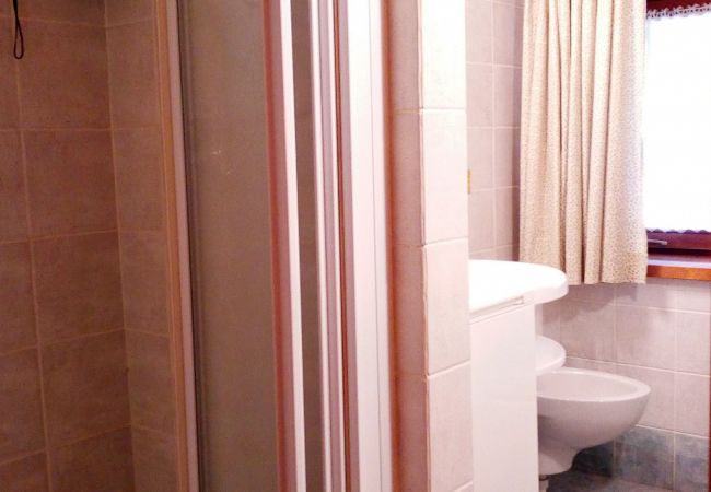 living-brenta-bagno-appartamento-affitto-Myhome-dolomiti appartamento-affitto-Madonna-di-Campiglio-Myhome-Dolomiti