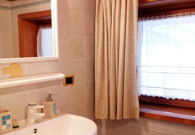 living-brenta-bagno-appartamento-affitto-Myhome-dolomiti appartamento-affitto-Madonna-di-Campiglio-Myhome-Dolomiti