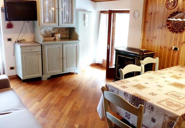 living-brenta-soggiorno-appartamento-affitto-Myhome-dolomiti appartamento-affitto-Madonna-di-Campiglio-Myhome-Dolomiti