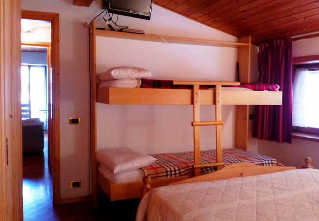 living-brenta-stanza-letto-appartamento-affitto-Myhome-dolomiti appartamento-affitto-Madonna-di-Campiglio-Myhome-Dolomiti