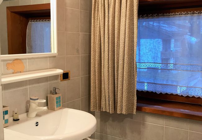 living-brenta-bagno-appartamento-affitto-Myhome-dolomiti appartamento-affitto-Madonna-di-Campiglio-Myhome-Dolomiti