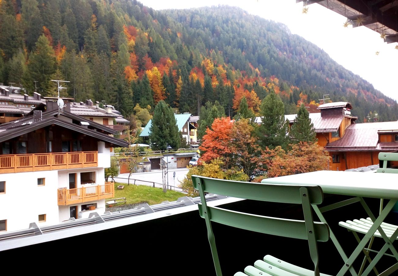 living-brenta-vista-balcone-appartamento-affitto-Myhome-dolomiti appartamento-affitto-Madonna-di-Campiglio-Myhome-Dolomiti