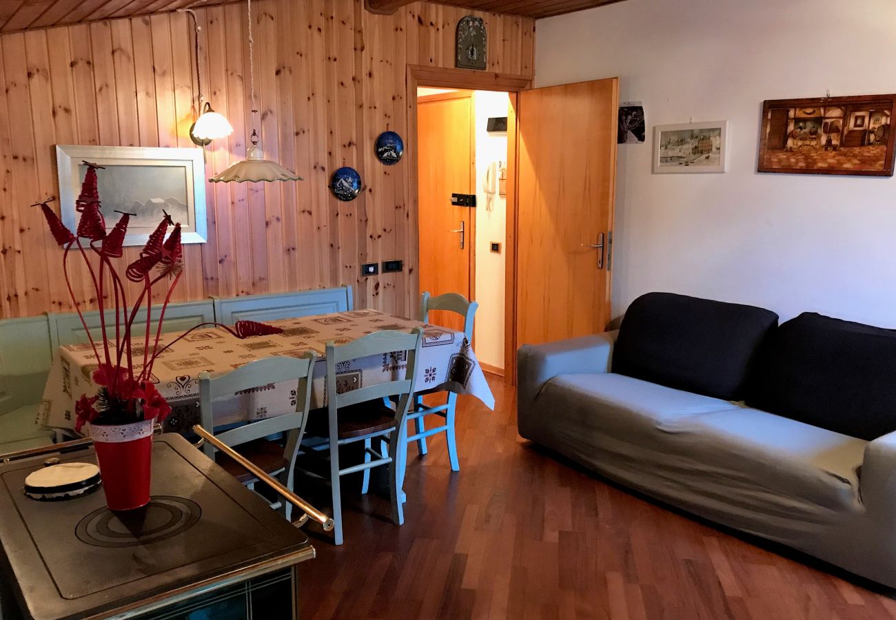 living-brenta-soggiorno-appartamento-affitto-Myhome-dolomiti appartamento-affitto-Madonna-di-Campiglio-Myhome-Dolomiti