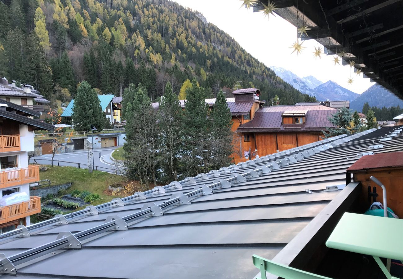 living-brenta-vista-balcone-appartamento-affitto-Myhome-dolomiti appartamento-affitto-Madonna-di-Campiglio-Myhome-Dolomiti