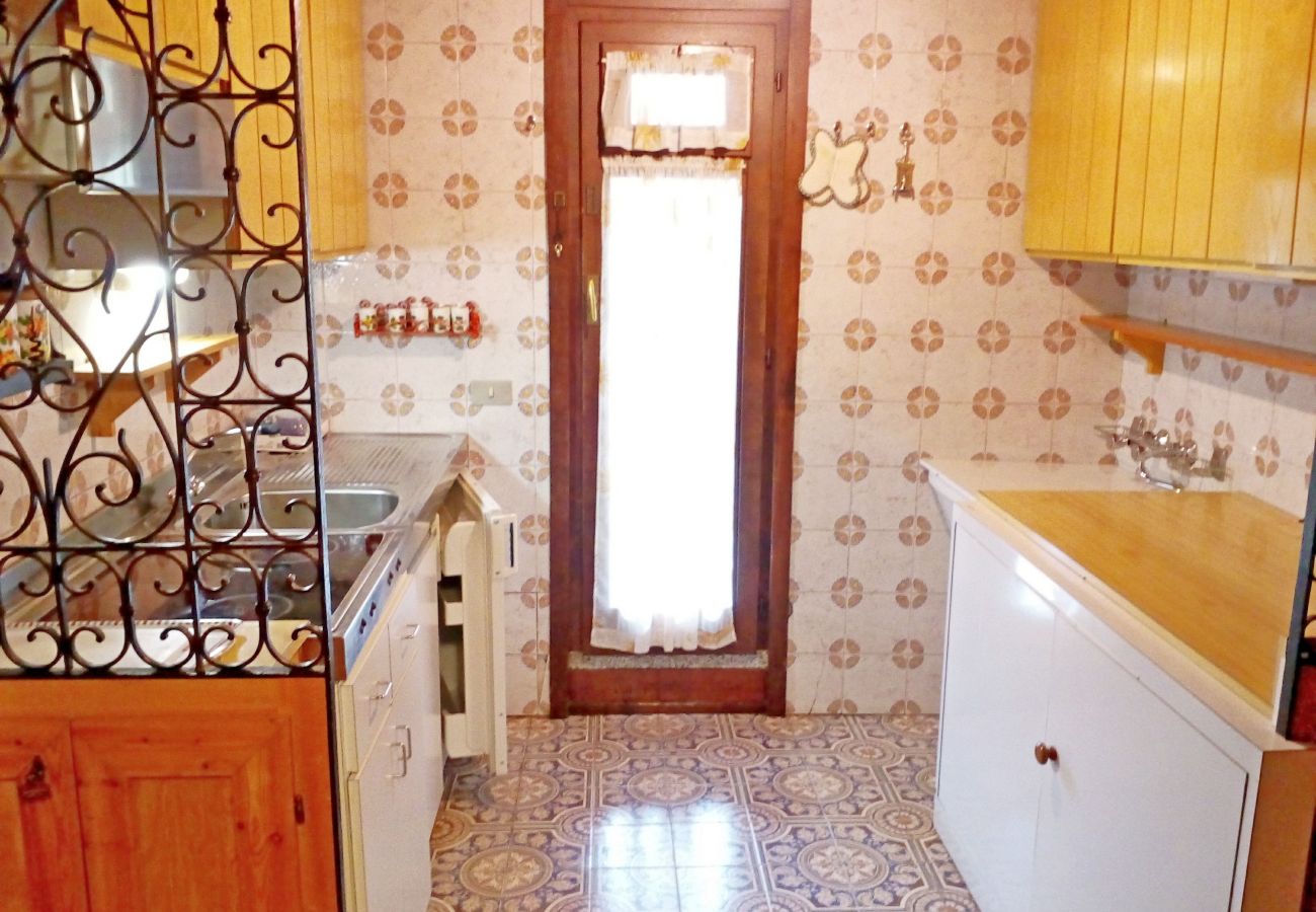 silvana-124-cucina-balcone-appartamento-affitto-Myhome-dolomiti appartamento-affitto-Madonna-di-Campiglio-Myhome-Dolomiti