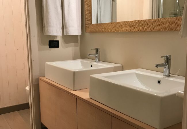 3-Tre-Apartment-bagno-appartamento-myhome-dolomiti appartamento-affitto-Madonna-di-Campiglio-Myhome-Dolomiti