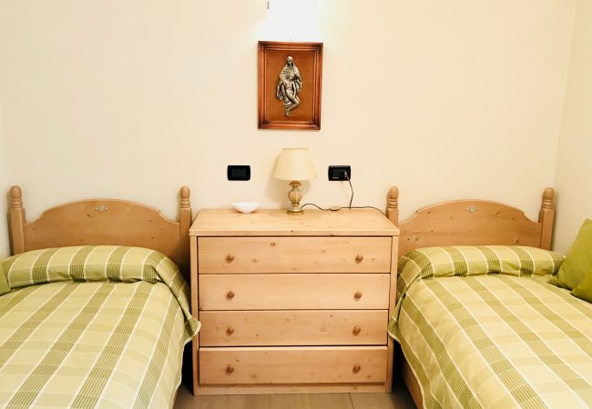 3-Tre-Apartment-Stanza-2-letti-singoli-appartamento-myhome-dolomiti appartamento-affitto-Madonna-di-Campiglio-Myhome-Dolomiti