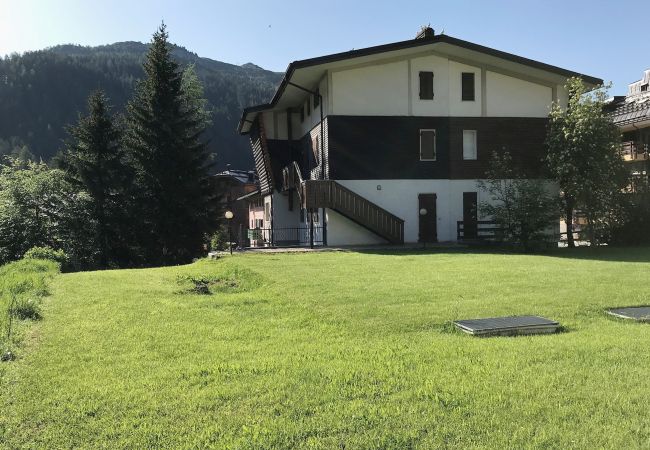 3-Tre-giardino-appartamento-myhome-dolomiti appartamento-affitto-Madonna-di-Campiglio-Myhome-Dolomiti
