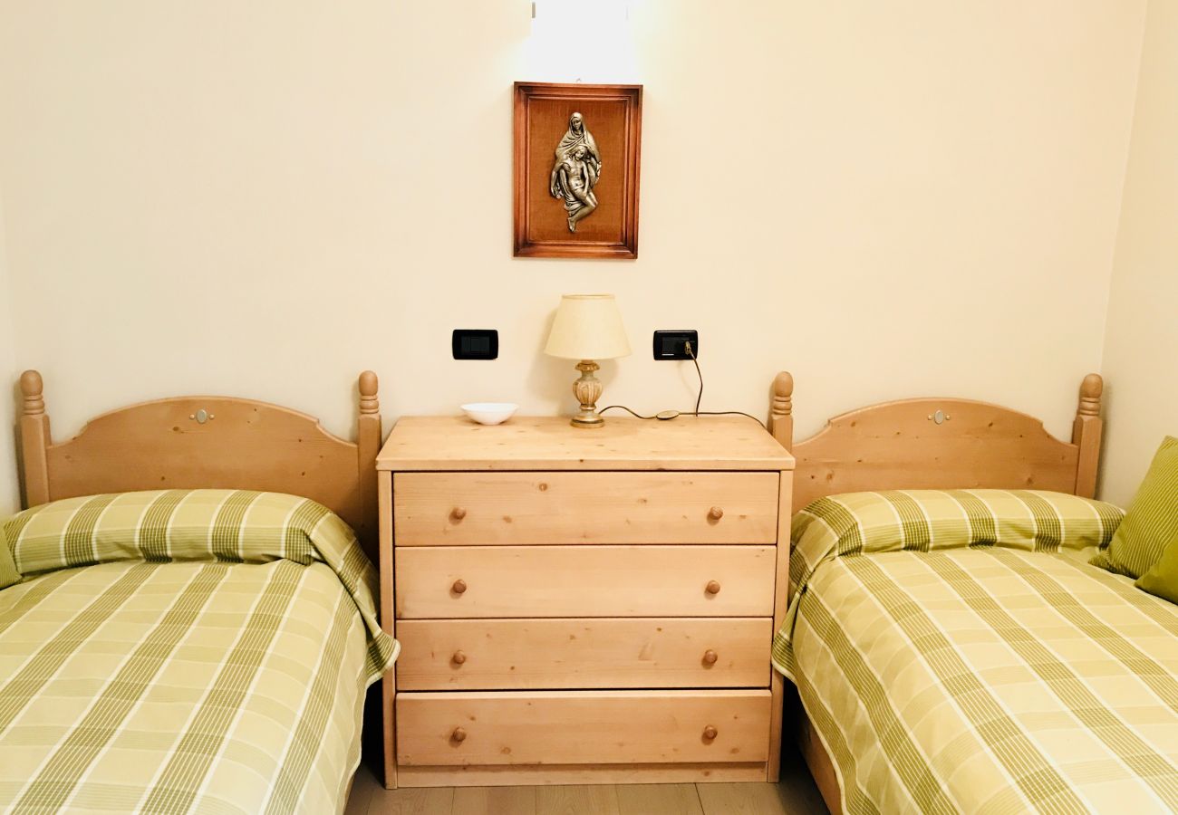 3-Tre-Apartment-Stanza-2-letti-singoli-appartamento-myhome-dolomiti appartamento-affitto-Madonna-di-Campiglio-Myhome-Dolomiti