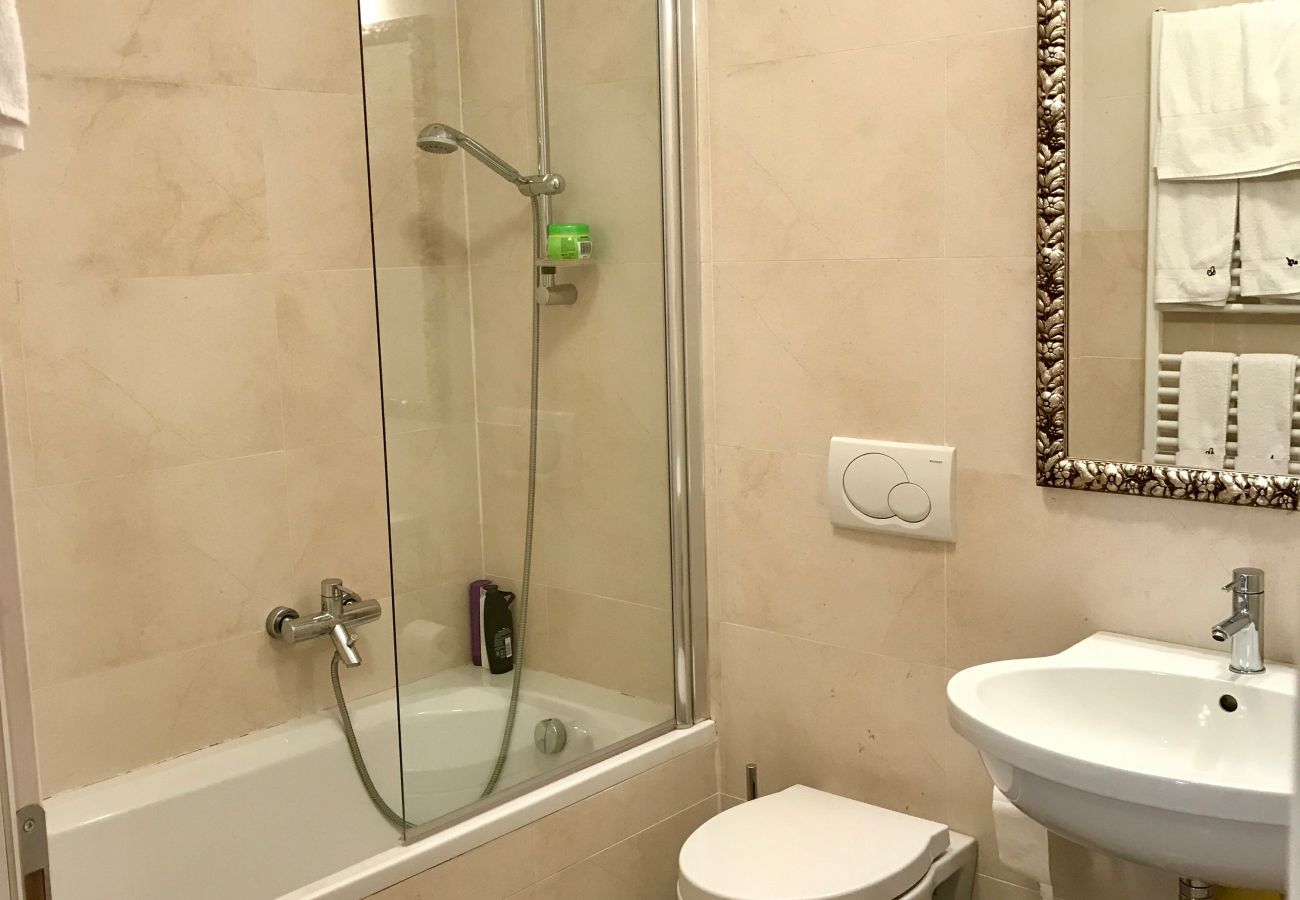 3-Tre-Apartment-vista-bagno-vasca-appartamento-myhome-dolomiti appartamento-affitto-Madonna-di-Campiglio-Myhome-Dolomiti