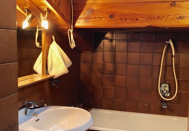 2-abeti-vista-bagno-vasca-appartamento-myhome-dolomiti appartamento-affitto-Madonna-di-Campiglio-Myhome-Dolomiti