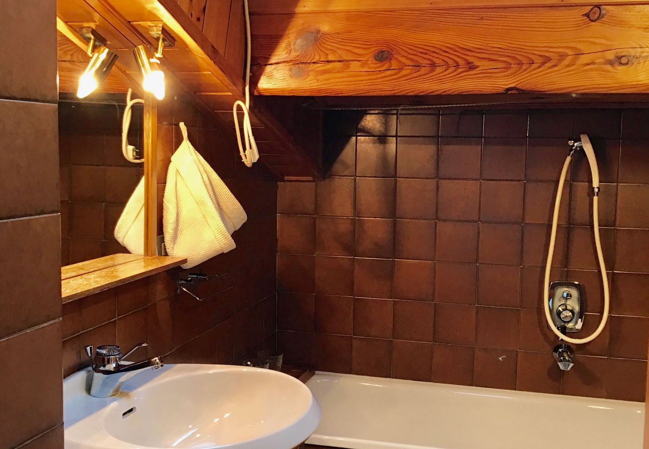 2-abeti-vista-bagno-vasca-appartamento-myhome-dolomiti appartamento-affitto-Madonna-di-Campiglio-Myhome-Dolomiti
