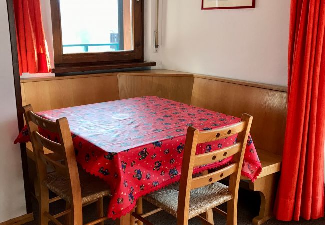nardis-135-soggiorno-appartamento-affitto-Myhome-dolomiti appartamento-affitto-Madonna-di-Campiglio-Myhome-Dolomiti