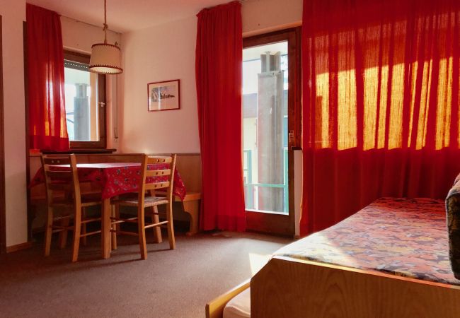 nardis-135-soggiorno-appartamento-affitto-Myhome-dolomiti appartamento-affitto-Madonna-di-Campiglio-Myhome-Dolomiti