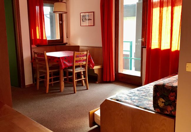 nardis-135-soggiorno-appartamento-affitto-Myhome-dolomiti appartamento-affitto-Madonna-di-Campiglio-Myhome-Dolomiti