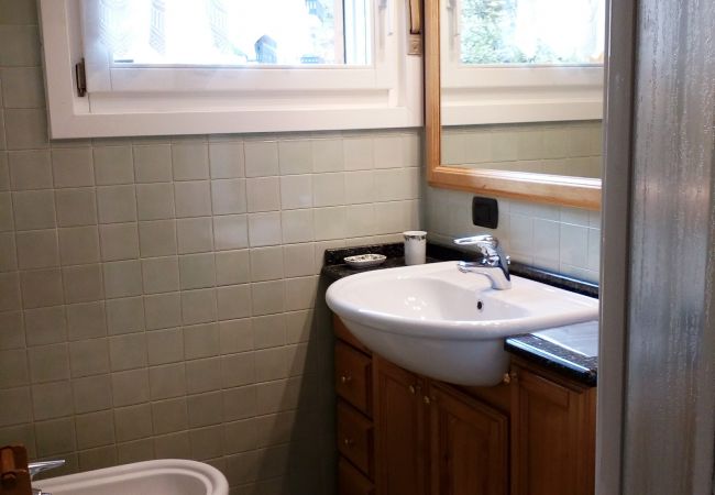 Crozzon-bagno-appartamento-affitto-Myhome-dolomiti appartamento-affitto-Madonna-di-Campiglio-Myhome-Dolomiti