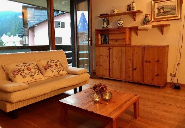 miralago-04-soggiorno-appartamento-affitto-Myhome-dolomiti appartamento-affitto-Madonna-di-Campiglio-Myhome-Dolomiti