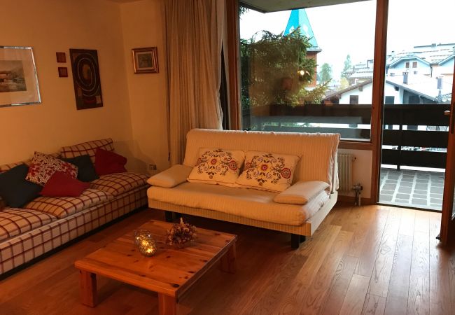 miralago-04-soggiorno-appartamento-affitto-Myhome-dolomiti appartamento-affitto-Madonna-di-Campiglio-Myhome-Dolomiti