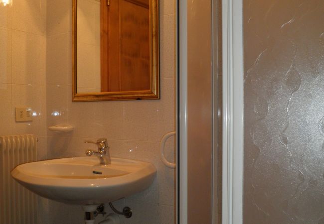edith-07-bagno-appartamento-affitto-Myhome-dolomiti appartamento-affitto-Madonna-di-Campiglio-Myhome-Dolomiti