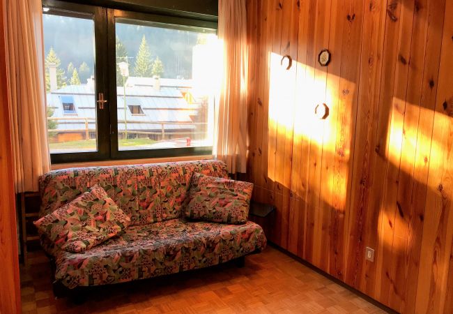 fevri-studio-soggiorno-divano-appartamento-affitto-Myhome-dolomiti appartamento-affitto-Madonna-di-Campiglio-Myhome-Dolomiti