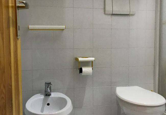 fevri-studio-bagno-appartamento-affitto-Myhome-dolomiti appartamento-affitto-Madonna-di-Campiglio-Myhome-Dolomiti