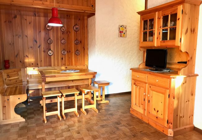 fevri-studio-zona-pranzo-appartamento-affitto-Myhome-dolomiti appartamento-affitto-Madonna-di-Campiglio-Myhome-Dolomiti