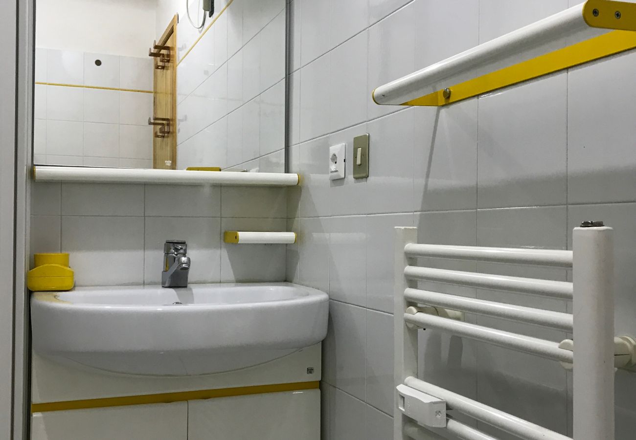 fevri-bilocale-bagno-appartamento-affitto-Myhome-dolomiti appartamento-affitto-Madonna-di-Campiglio-Myhome-Dolomiti