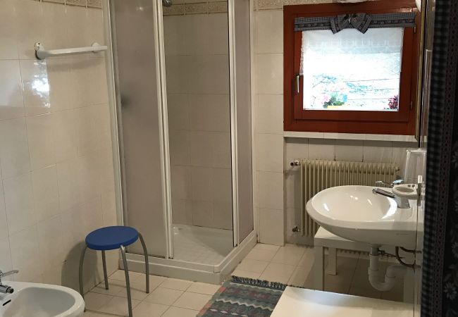 edith-06-bagno-appartamento-affitto-Myhome-dolomiti appartamento-affitto-Madonna-di-Campiglio-Myhome-Dolomiti
