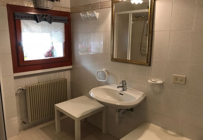 edith-06-bagno-appartamento-affitto-Myhome-dolomiti appartamento-affitto-Madonna-di-Campiglio-Myhome-Dolomiti
