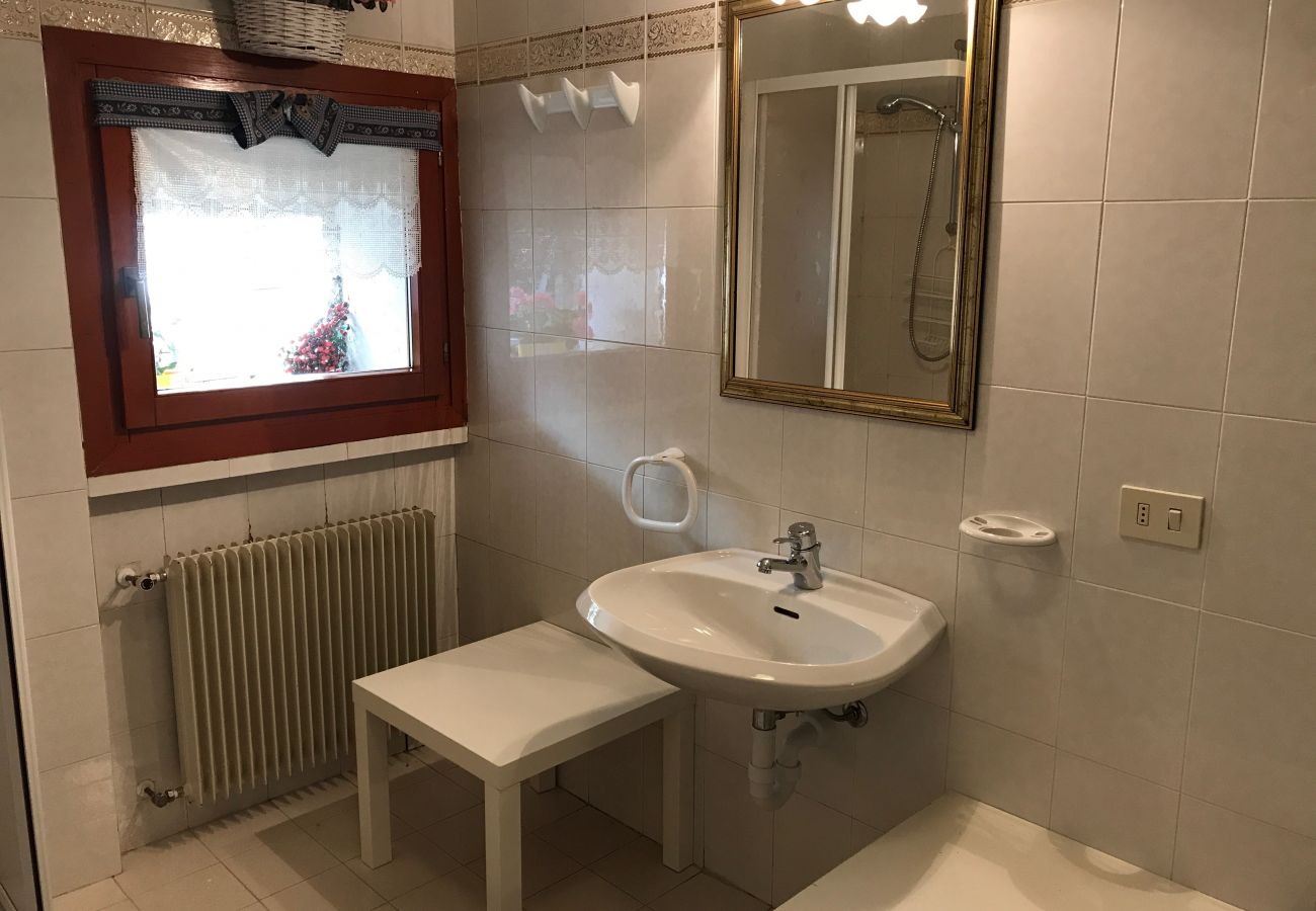 edith-06-bagno-appartamento-affitto-Myhome-dolomiti appartamento-affitto-Madonna-di-Campiglio-Myhome-Dolomiti