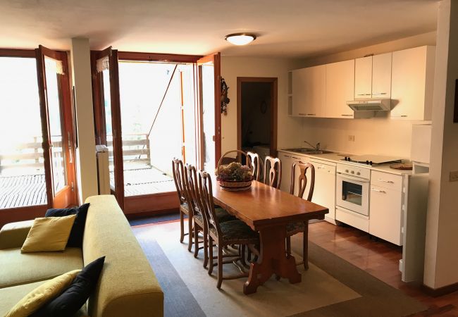 edith-17-soggiorno-cucina-appartamento-affitto-Myhome-dolomiti appartamento-affitto-Madonna-di-Campiglio-Myhome-Dolomiti