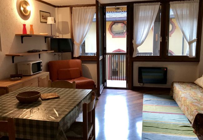 Des-Alpes-24-apartment-soggiorno-appartamento-affitto-Myhome-dolomiti appartamento-affitto-Madonna-di-Campiglio-Myhome-Dolomiti