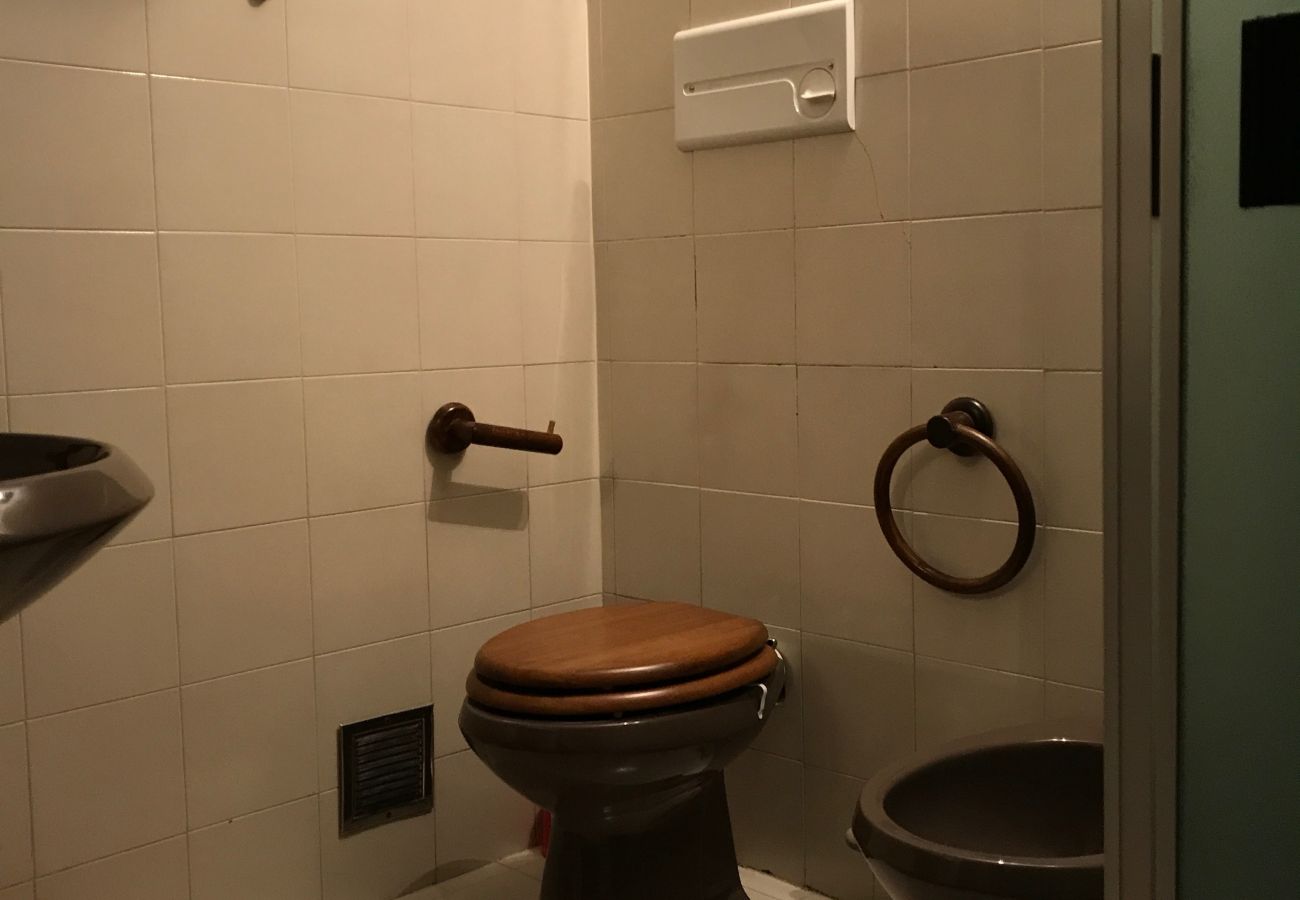 des-alpes-24-apartment-bagno-appartamento-myhome-dolomiti appartamento-affitto-Madonna-di-Campiglio-Myhome-Dolomiti