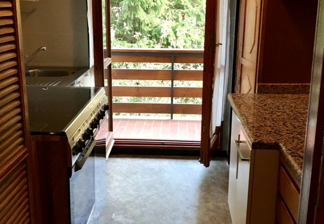 pramagnan-barat-cucina-balcone-appartamento-affitto-Myhome-dolomiti appartamento-affitto-Madonna-di-Campiglio-Myhome-Dolomiti
