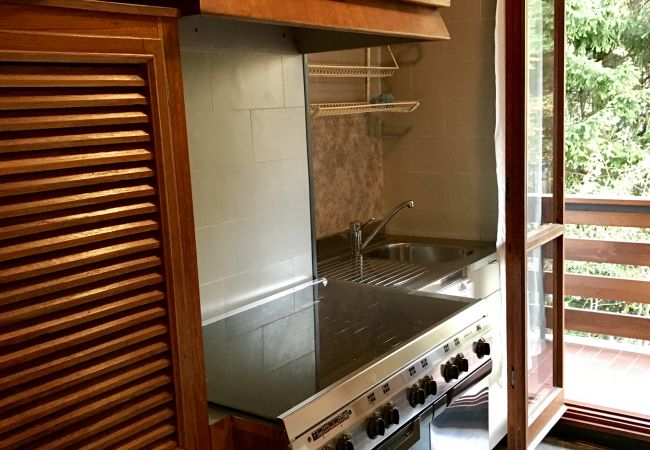 pramagnan-barat-cucina-balcone-appartamento-affitto-Myhome-dolomiti appartamento-affitto-Madonna-di-Campiglio-Myhome-Dolomiti