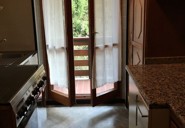 pramagnan-barat-cucina-balcone-appartamento-affitto-Myhome-dolomiti appartamento-affitto-Madonna-di-Campiglio-Myhome-Dolomiti