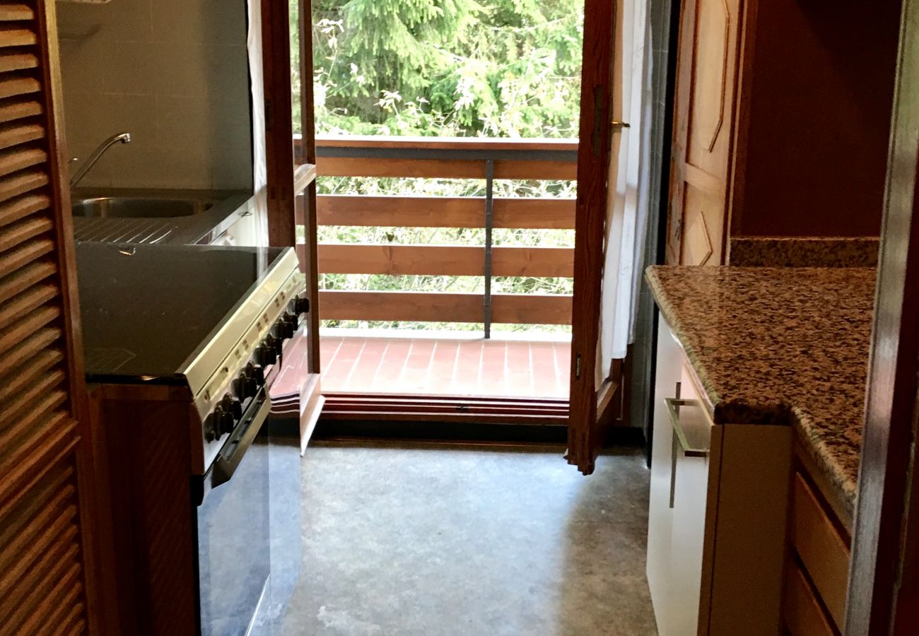 pramagnan-barat-cucina-balcone-appartamento-affitto-Myhome-dolomiti appartamento-affitto-Madonna-di-Campiglio-Myhome-Dolomiti