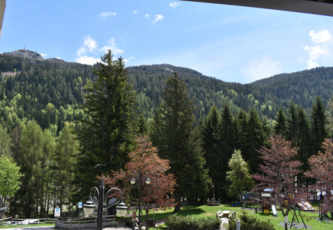 miralago-09-vista-balcone-appartamento-affitto-Myhome-dolomiti appartamento-affitto-Madonna-di-Campiglio-Myhome-Dolomiti