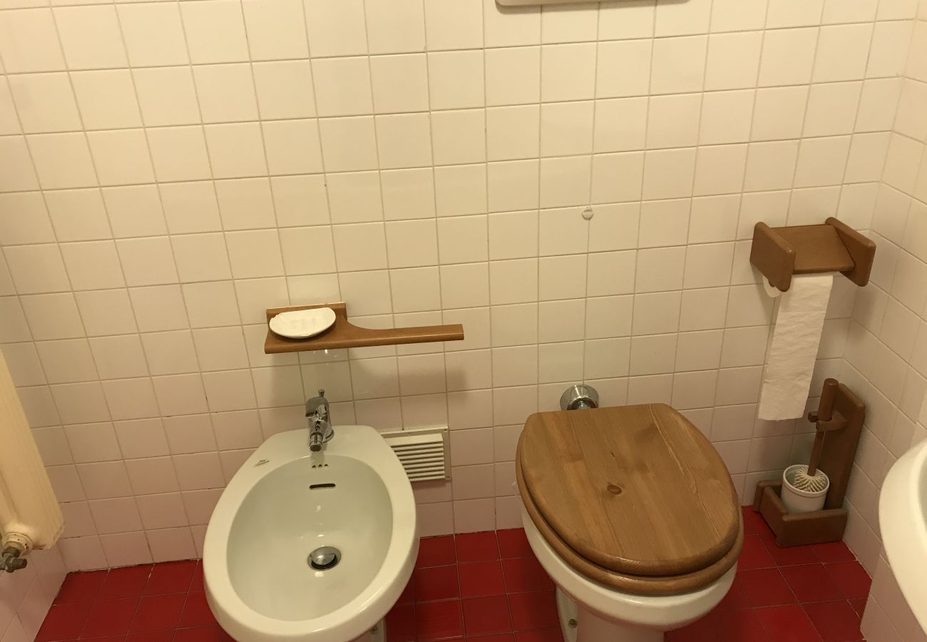 nambino-bagno-appartamento-affitto-Myhome-dolomiti appartamento-affitto-Madonna-di-Campiglio-Myhome-Dolomiti