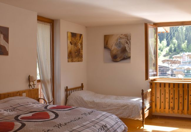 ville-dolomiti-zona-pranzo-appartamento-affitto-Myhome-dolomiti appartamento-affitto-Madonna-di-Campiglio-Myhome-Dolomiti
