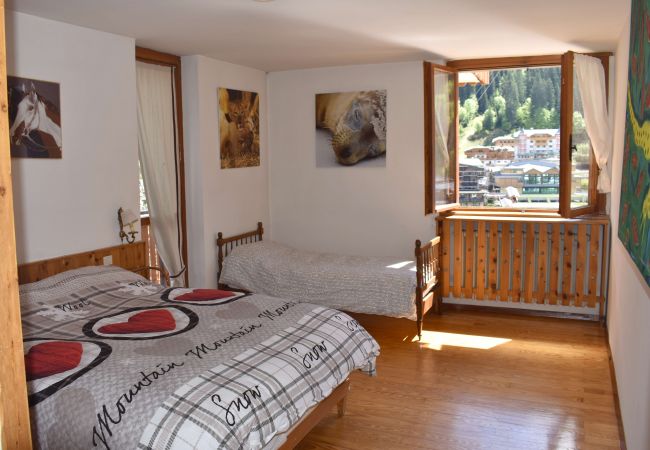 ville-dolomiti-zona-pranzo-appartamento-affitto-Myhome-dolomiti appartamento-affitto-Madonna-di-Campiglio-Myhome-Dolomiti