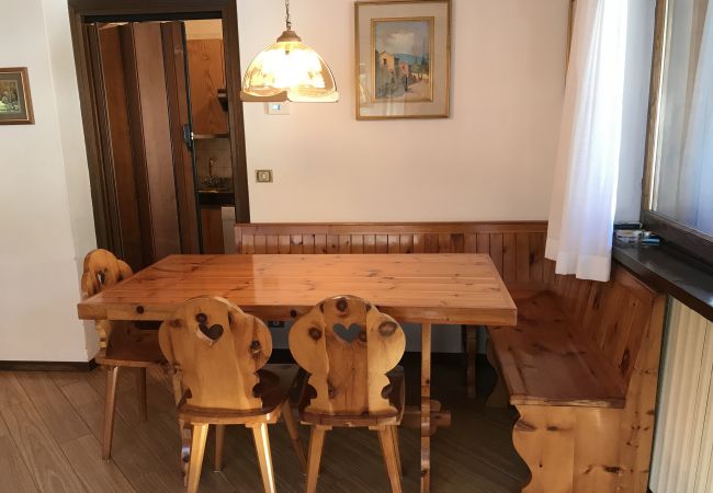 Appartamento a Madonna di Campiglio - Done Appartamento tavolo-pranzo-appartamento-affitto-madonna-di-campiglio