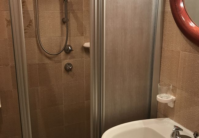 Done-bagno-appartamento-affitto-Myhome-dolomiti appartamento-affitto-Madonna-di-Campiglio-Myhome-Dolomiti