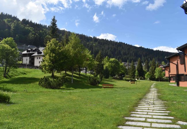 maso-giardino-soggiorno-appartamento-affitto-Myhome-dolomiti appartamento-affitto-Madonna-di-Campiglio-Myhome-Dolomiti