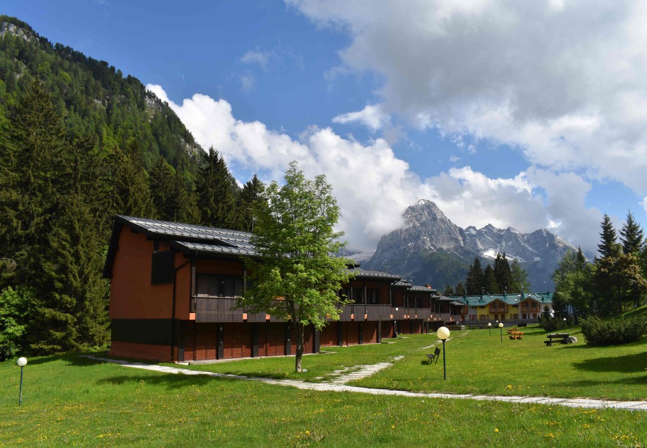 maso-giardino-soggiorno-appartamento-affitto-Myhome-dolomiti appartamento-affitto-Madonna-di-Campiglio-Myhome-Dolomiti