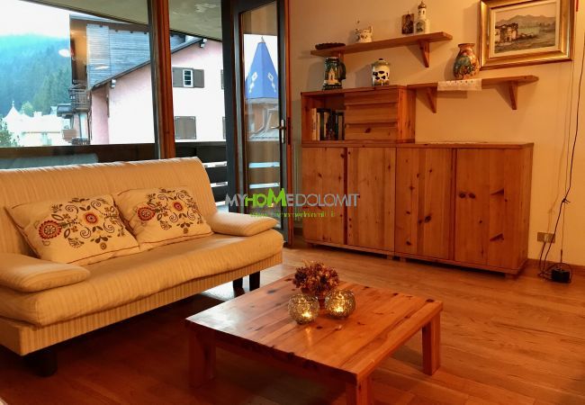miralago-04-soggiorno-appartamento-affitto-Myhome-dolomiti  appartamento-affitto-Madonna-di-Campiglio-Myhome-Dolomiti