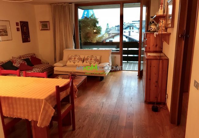 miralago-04-soggiorno-appartamento-affitto-Myhome-dolomiti  appartamento-affitto-Madonna-di-Campiglio-Myhome-Dolomiti