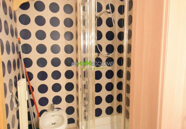 Bagno blu con doccia Madonna di Campiglio appartamento vacanza myhome dolomiti madonna di campiglio