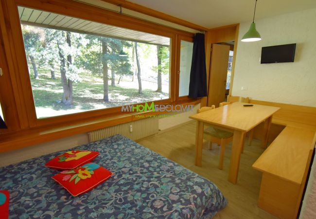 sala da pranzo a Madonna di Campiglio appartamento sala pranzo madonna di campiglio