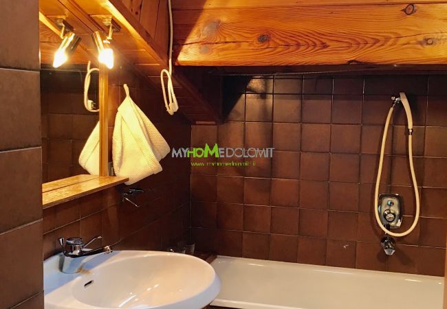 2-abeti-Badezimmer-Badewanne-Ferienwohnung-myhome-dolomiti Ferienwohnung-mieten-Madonna-di-Campiglio-Myhome-Dolomiti